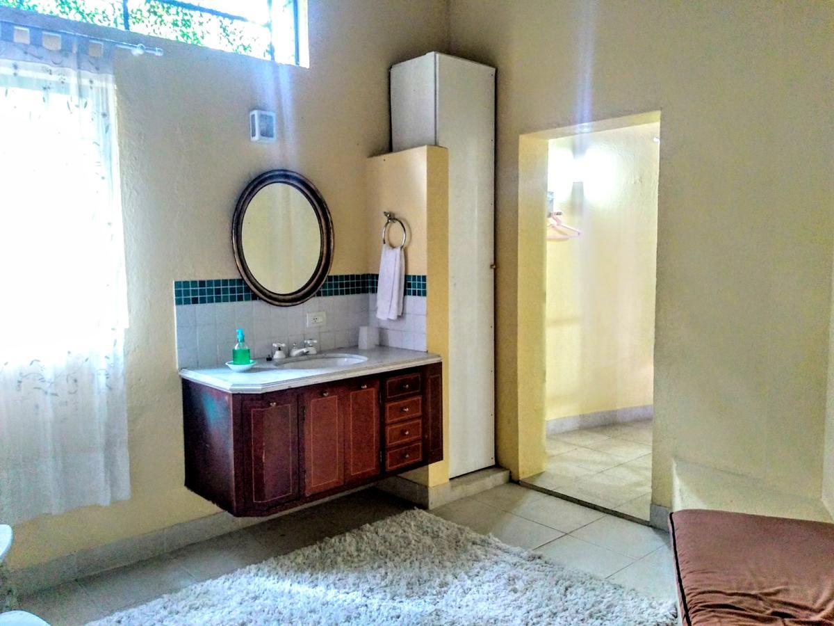 Villa Serena Bed & Breakfast Ембу Екстер'єр фото